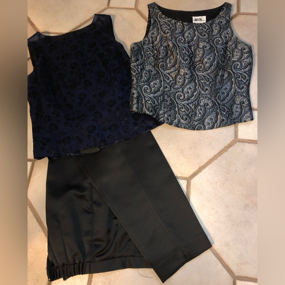 Cute pant set includes 2 cropped tops - size 4 Petite